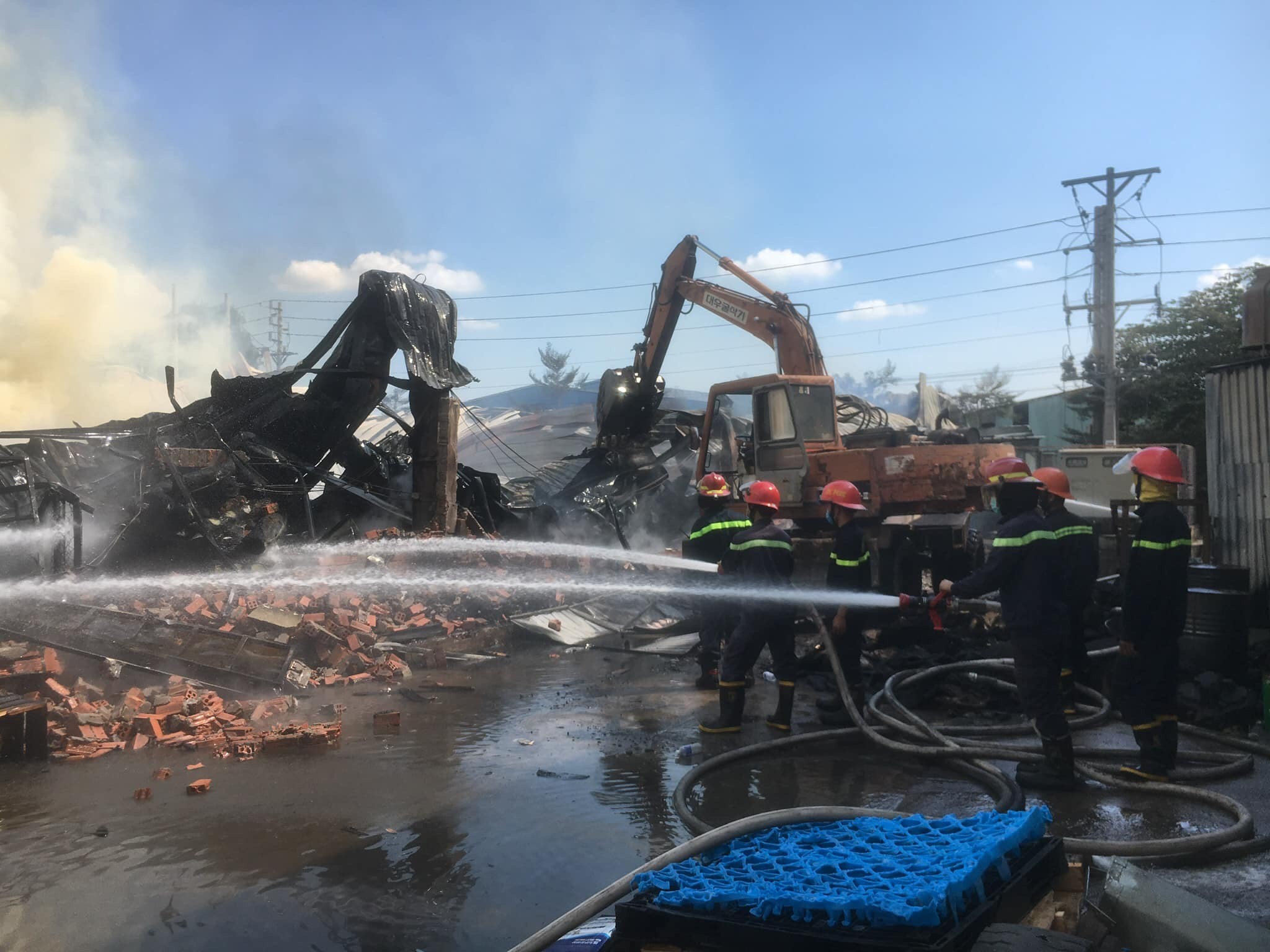 Lực lượng chức năng khống chế đám cháy.