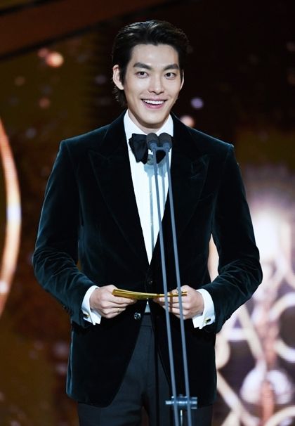 Tối 21/11 vừa qua, Kim Woo Bin cũng đã xuất hiện tại lễ trao giải Rồng Xanh lần thứ 40 (40th Blue Dragon Film Awards).