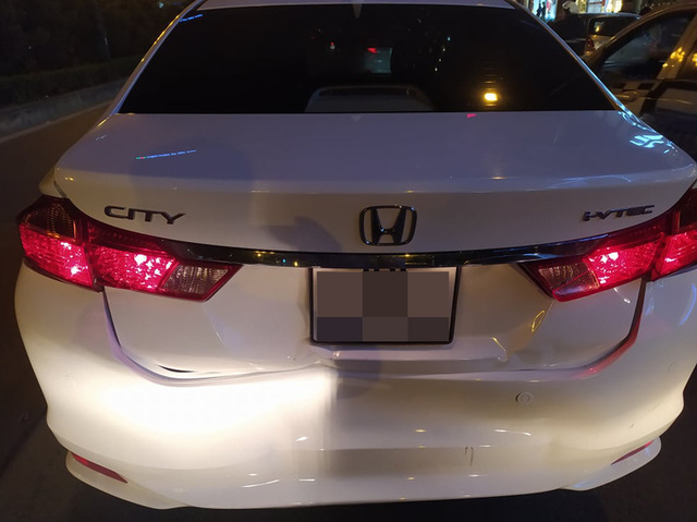Chiếc xe của anh B. bị ảnh hưởng sau vụ va chạm.