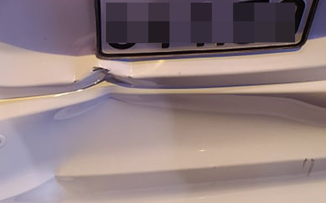 Cốp bị móp bên ngoài.