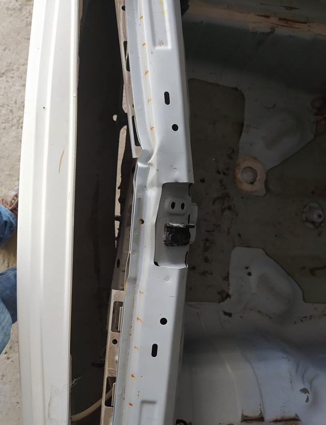 Phần khung vị trí cốp bị biến dạng nặng.