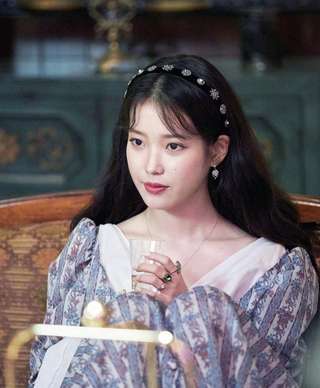 IU hay Jessica lại xinh xẻo đúng chuẩn tiểu thư khi diện bờm nhung đính kết cùng với áo tay phồng cổ điển. Đầm nhung vốn đã nổi bật nên 2 cô nàng chọn kiểu tóc buông xõa, uốn xoăn đơn giản.