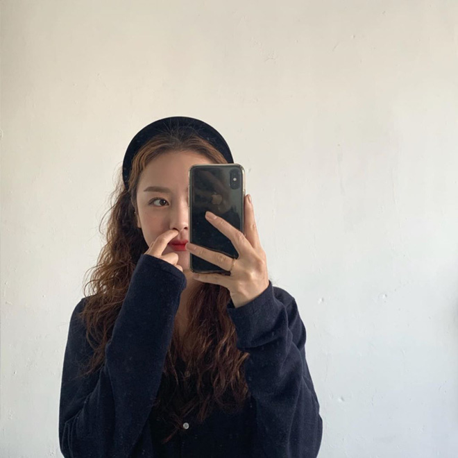 Nhưng dù là loại nào thì bờm nhung cũng mang đến hình ảnh cổ điển, quý phái đậm chất tiểu thư. Chính vì vậy khi lên đồ bạn cũng nên ưu tiên chọn những mẫu váy áo mang nét vintage như váy áo tay bồng, trang phục vải tweed sẽ là hợp lý nhất.