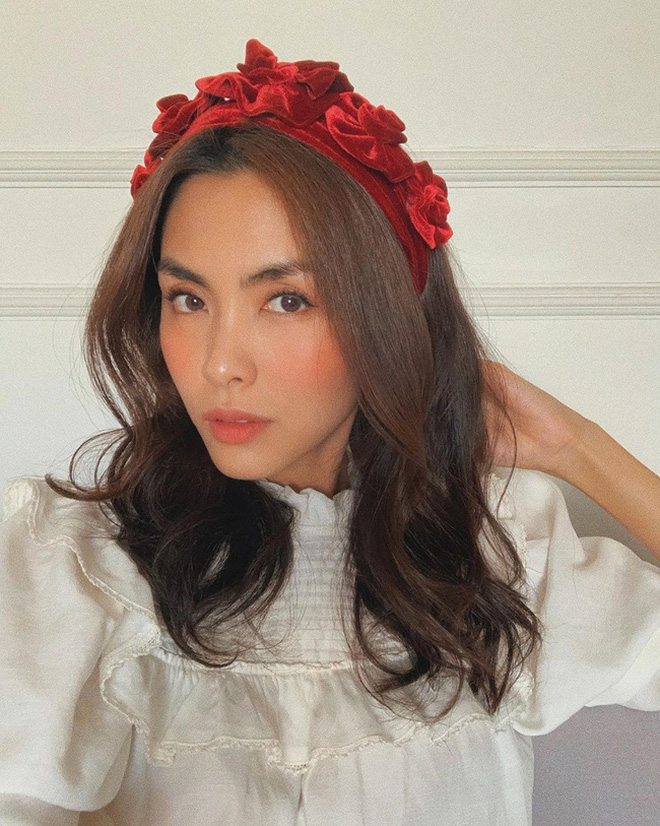 Seulgi (Red Velvet) và Hà Tăng còn đụng hàng mẫu bờm nhung đính kết hoa văn. Vậy nhưng nếu Seulgi mang nét cổ điển sang trọng khi chọn màu son đỏ trầm, dùng thêm hoa tai to bản; còn Hà Tăng lại trẻ trung như thiếu nữ đôi mươi khi diện áo blouse nữ tính, makeup tông cam xinh xắn.