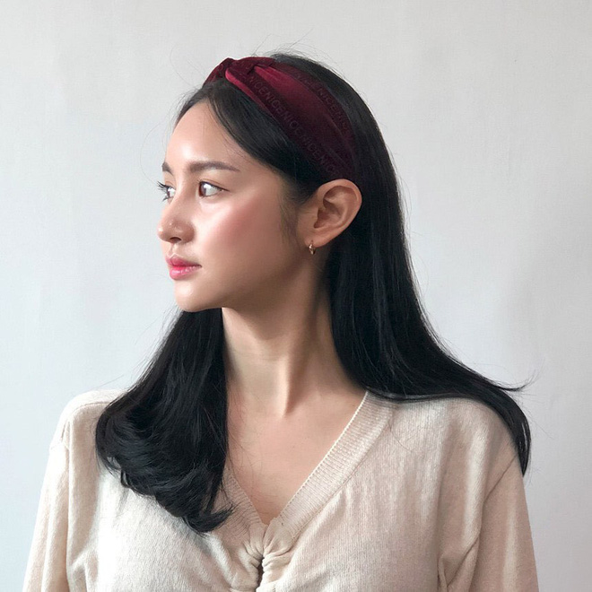 Nhờ công lăng xê của hàng loạt những cô nàng sành điệu mà bờm nhung đang thành hot item của hội girl xinh xứ kim chi. Item từng bị chê sến súa thuở nào nay lại thành món đồ hot hit được người người nhà nhà chọn diện. Dễ thấy có 2 dạng bờm nhung được dân tình tăm tia nhiều nhất: một là bờm thắt nơ điệu đà, hai là bờm đính đá.