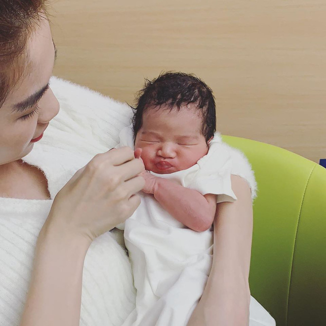 Ngọc Trinh hạnh phúc bế đứa cháu nhỏ trên tay