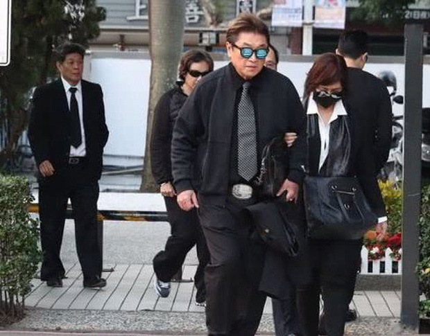 Bố mẹ của Cao Dĩ Tường tiến nhanh vào trong nhà tang lễ.