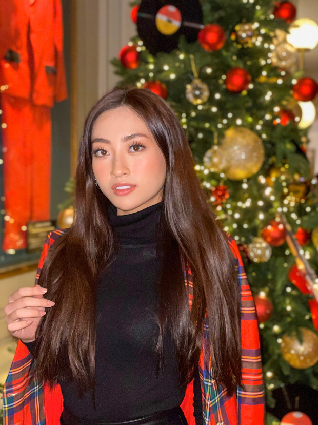 Giữa không khí Giáng sinh đang cận kề, Lương Thùy Linh chọn những bộ cánh tươi tắn hoặc đậm phong cách màu lễ hội. Và lại một lần nữa nàng Hậu ghi điểm tuyệt đối với layout make up nhẹ nhàng nhưng rất Tây của mình.