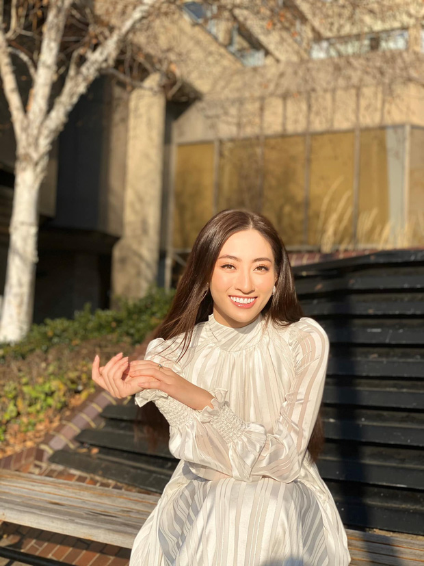 Thanh lịch trang nhã với bộ suit cách điệu hay nữ tính ngọt ngào với đầm trắng tinh khôi thì nhan sắc của Lương Thùy Linh cũng được tô điểm bởi sắc son cam nhẹ nhàng nền nã. Cô khéo đánh phấn cùng tông cam nhẹ nhàng để hợp với style của mình trong ngày hôm đó. Không thể phủ nhận dù make up rất nhẹ thì nàng Hậu của chúng ta vẫn vô cùng xinh đẹp.