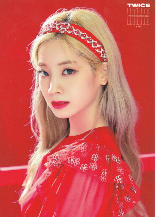 Yuna (ITZY) và Dahyun (Twice) cùng chọn bờm nhung bản to để tô điểm thêm cho mái tóc, cả hai cô nàng đều chọn mẫu bờm có màu sắc trùng với trang phục.