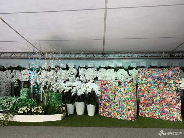 Không gian tang lễ phủ đầy hoa trắng.