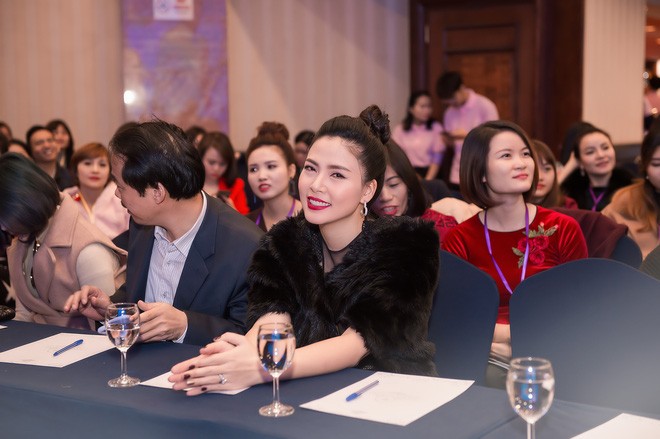 Mới đây, Ngọc Hiền đã tổ chức một sự kiện về làm đẹp tại Hà Nội với sự tham gia của khách mời nổi tiếng về lĩnh vực làm đẹp người Ukraine - Master Roman Klosovskyi. Sự kiện thu hút gần 500 người tham dự.