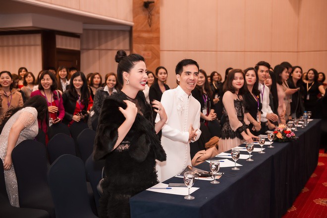 Ngọc Hiền chia sẻ, do quá bận với công việc, Ngọc Hiền ít có thời gian dành cho 3 con, đặc biệt là cậu út mới hơn 4 tháng tuổi. Cậu nhóc được bà ngoại và người giúp việc trông nom. Nữ ca sĩ chỉ tranh thủ được buổi sáng hoặc buổi tối chơi đùa với con trai út. Hai con lớn của Ngọc Hiền đều hiểu công việc của bố mẹ nên khá tự lập.