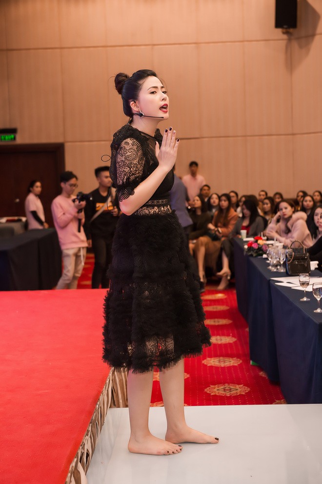 Ngọc Hiền sinh năm 1985, là thành viên của nhóm nhạc Đồ Rê Mí cùng Quỳnh Nga, Trà My. Sau khi nhóm tan rã, cô hoạt động solo ở cả lĩnh vực âm nhạc, phim ảnh và từng gặt hái được tiếng vang với các phim ‘Không cân sức’, ‘Gió nghịch mùa’… Tuy nhiên sau sự cố bị chém nhầm vào chân, cô gần như rút khỏi showbiz để lập gia đình với doanh nhân Việt kiều Australia Ngô Đình Nam. 