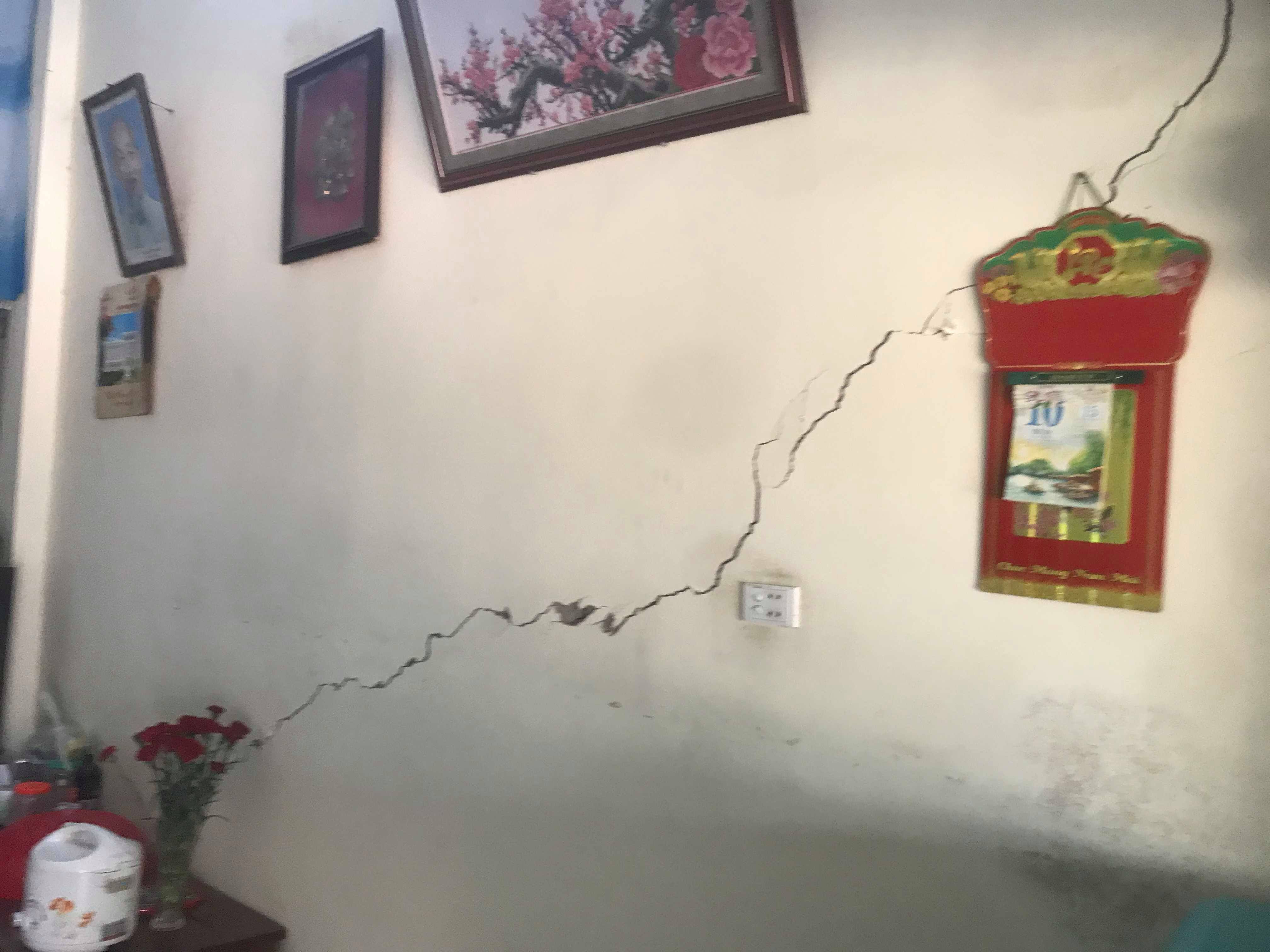 Các vết nứt kéo dài quanh nhà. Tường nhà, vách ngăn nứt to có thể đưa tay qua được nhà hàng xóm.