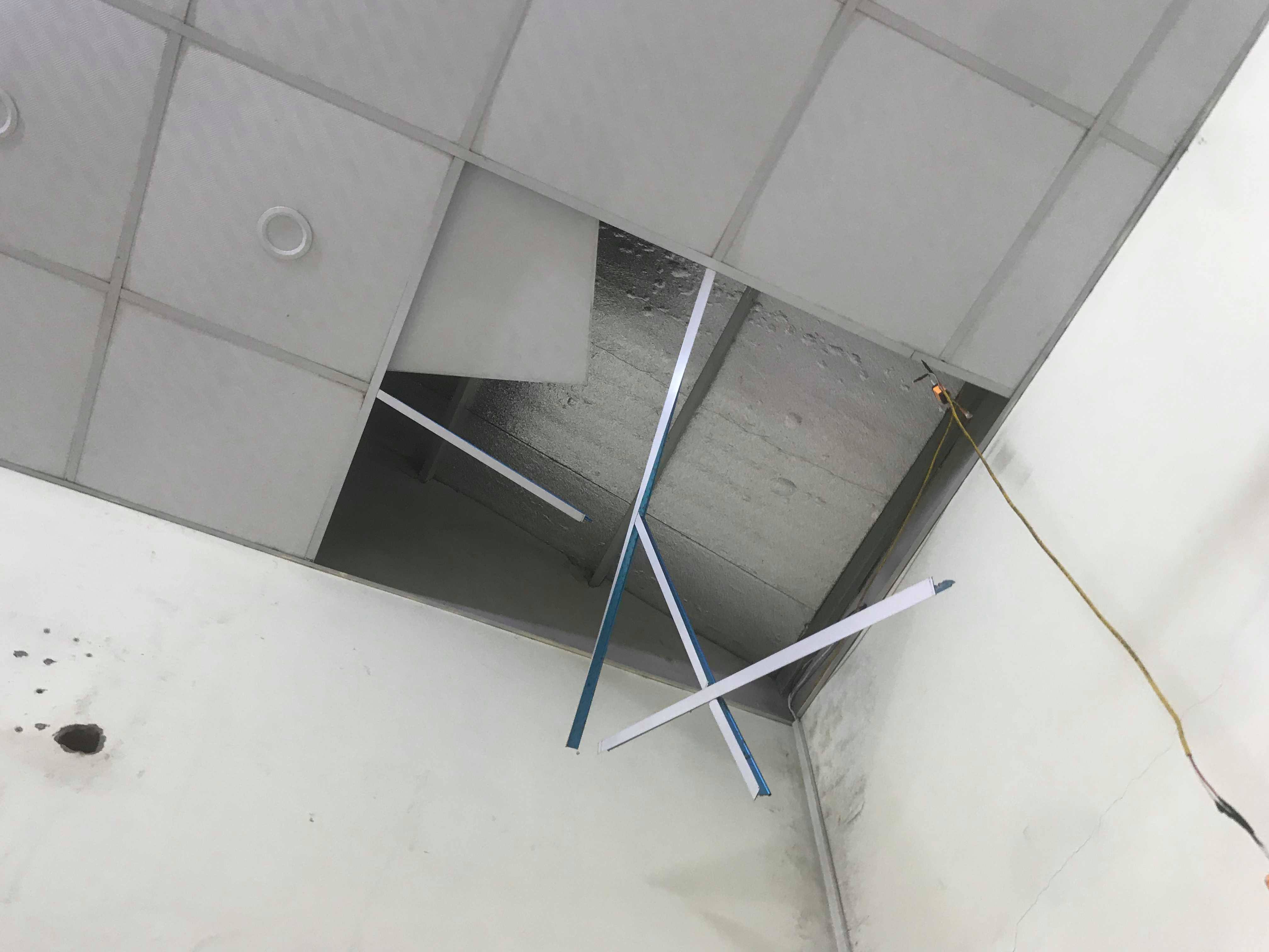 Các máy móc công suất lớn hoạt động, các thanh sắt treo lơ lửng, gây nguy hiểm đến mọi người.