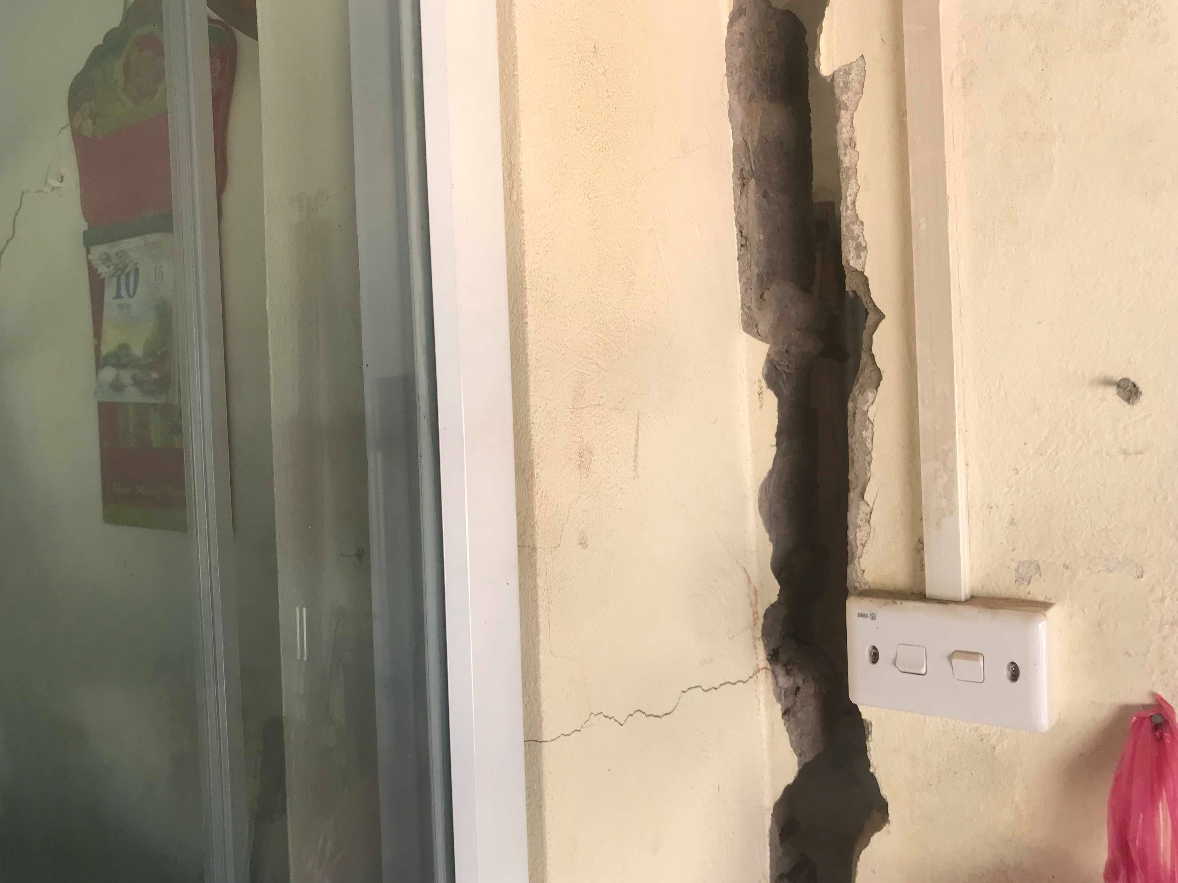 Các vết nứt xuất hiện ở những nơi gần đường điện có thể gây cháy nổ bất cứ lúc nào.