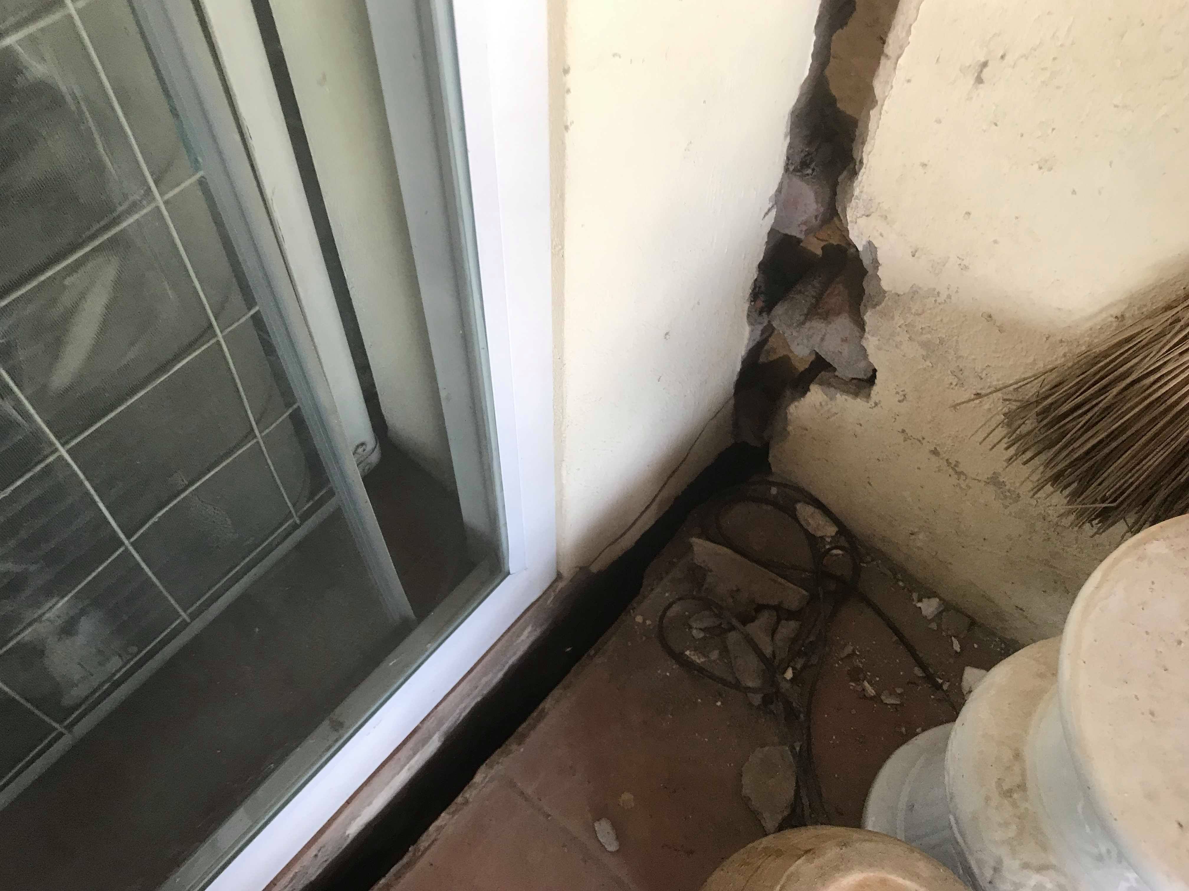 Tình trạng sụt lún khiến nhà và khoảng sân trước tách rời. Tình trạng sụt lún, rạn nứt tạo ra các hố rộng sâu trong nền móng. 