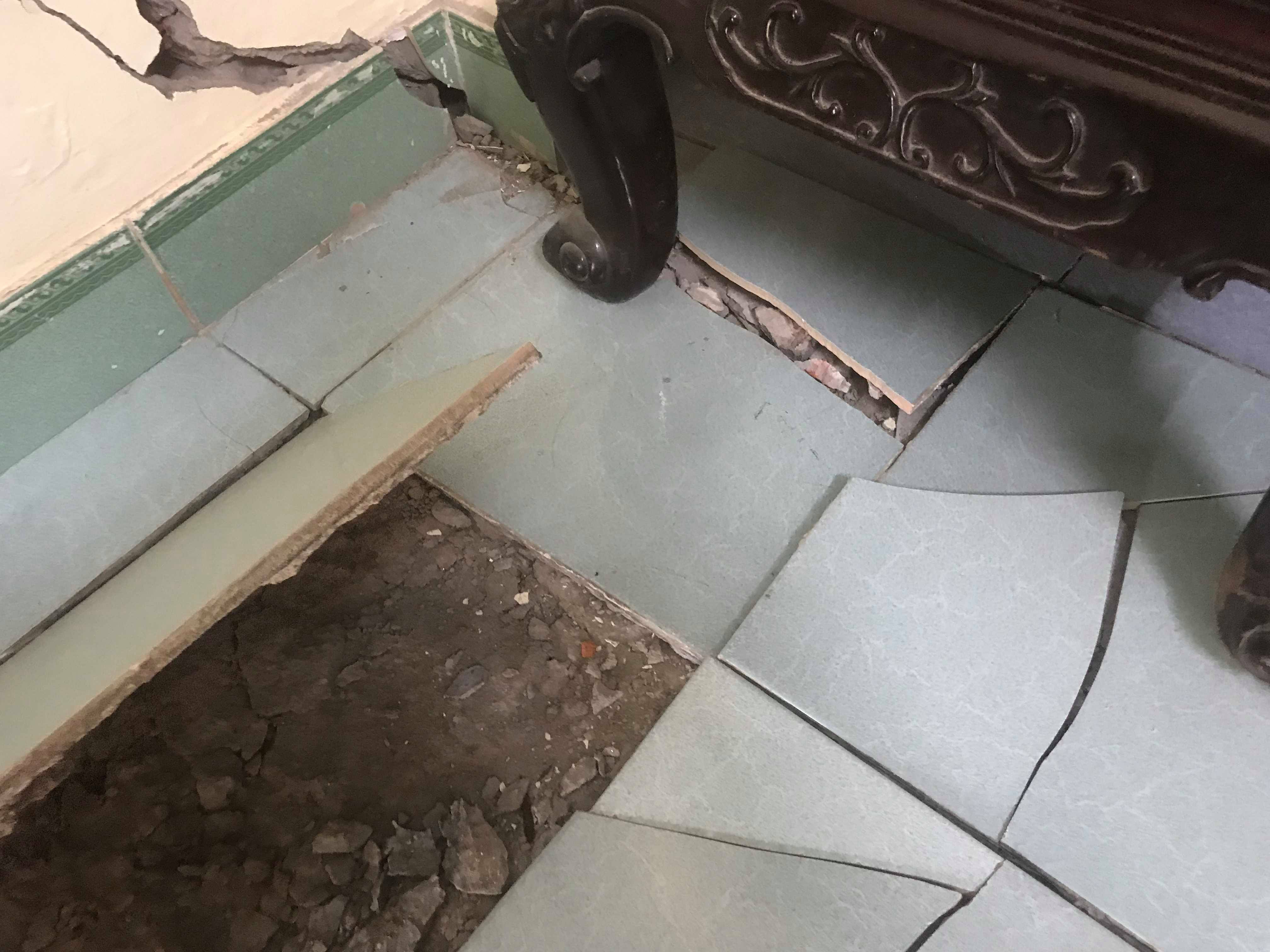 Ngoài ra, nền nhà xuất hiện tình trạng bong tróc, vỡ vụn từ trên xuống dưới.
