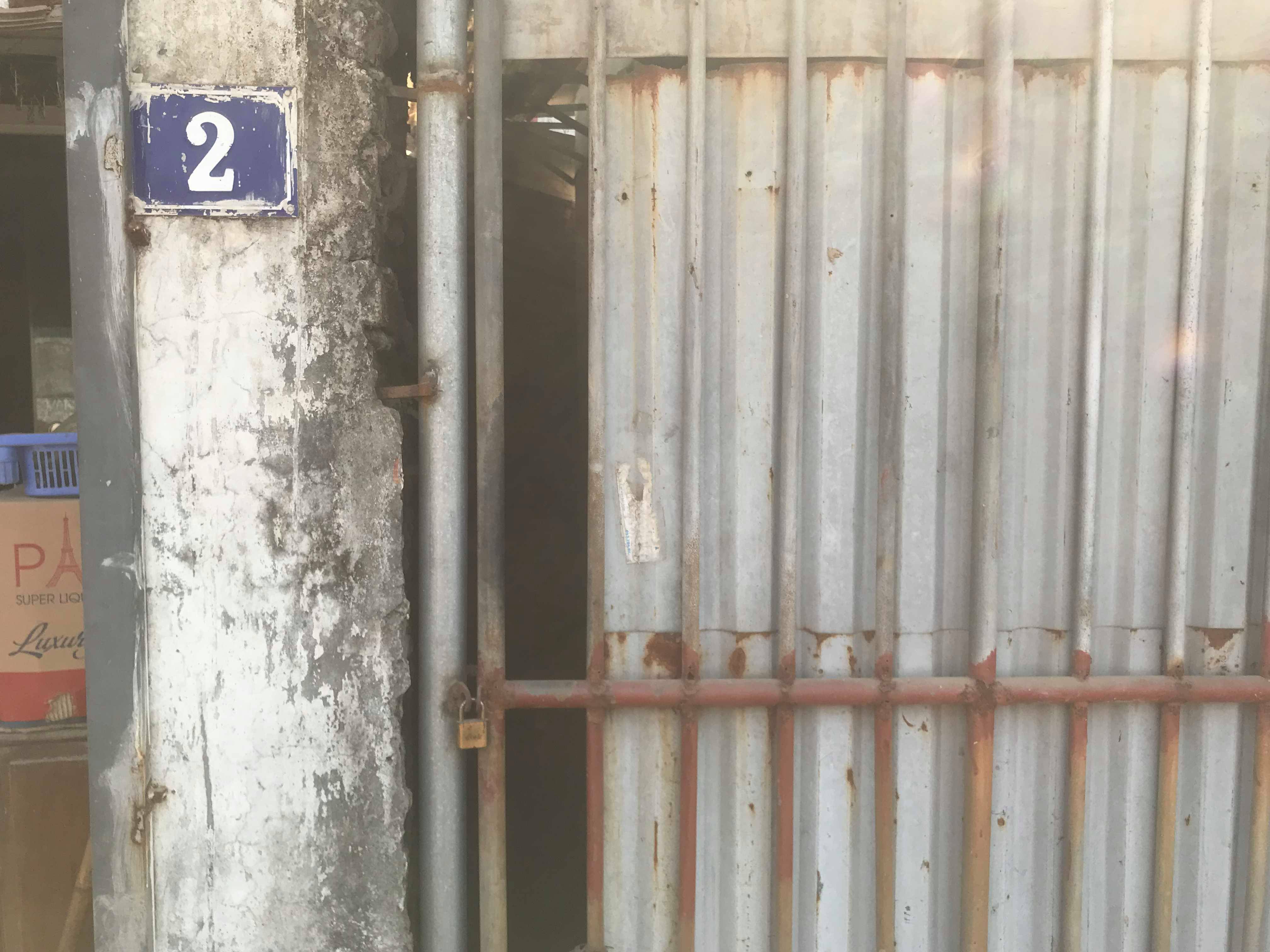 Nhiều hộ dân lo lắng về tình trạng rạn nứt đe dọa đến tính mạng phải đóng cửa di rời đi chỗ khác.