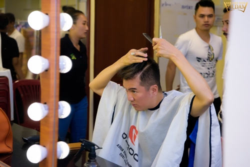 Hơn 20 năm qua, Đàm Vĩnh Hưng vẫn tự làm tóc cho mình.