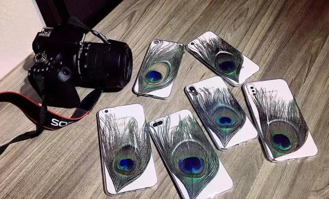 Tiện lợi hơn và có thể mang theo bên mình là những chiếc ốp điện thoại lông công đầy màu sắc như thế này.