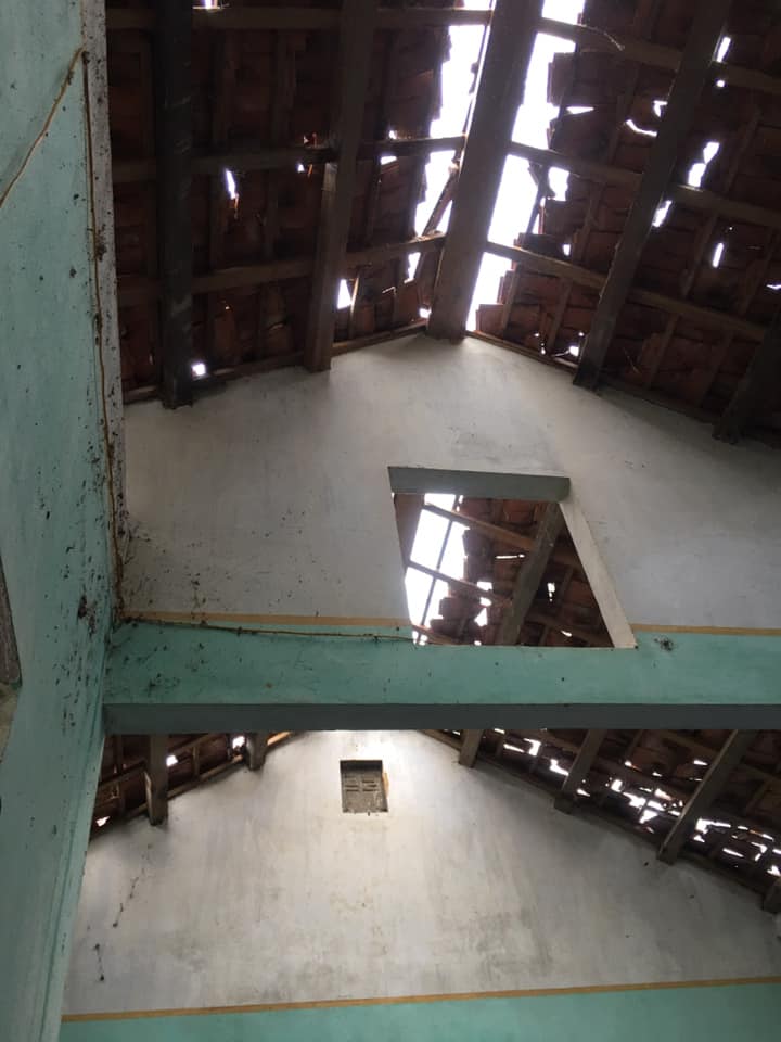 Mái ngói bị hất văng xa, khiến cho căn nhà bị hư hỏng.