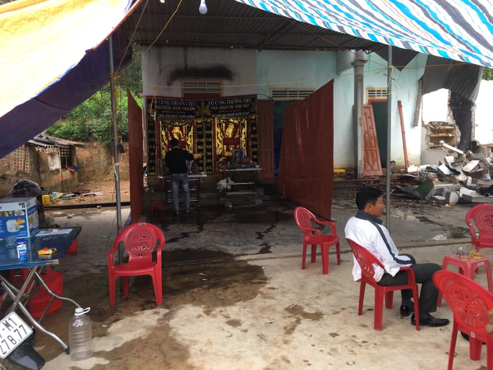 Gia đình phải căng bạt để dựng tạm bàn thờ.