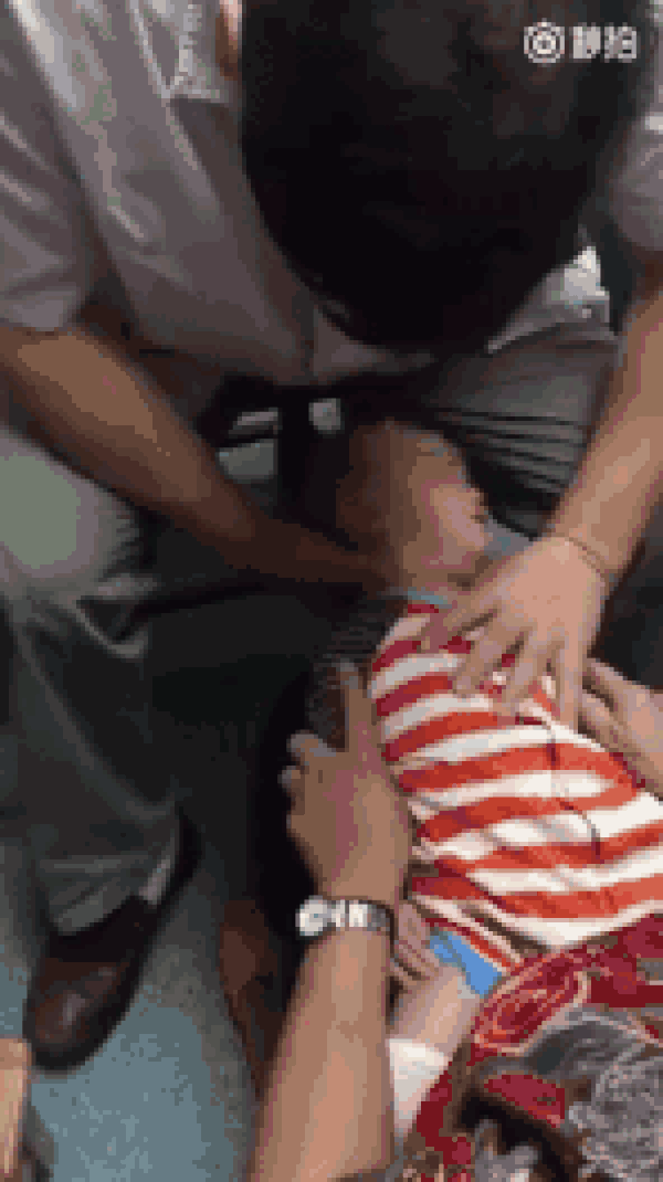 Cậu bé bị liệt não sau khi ông nội thực hành massage chữa bệnh.