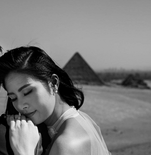 Ngọc Hân chia sẻ hình ảnh tựa vào vai một người đàn ông kèm chú thích ảnh ngôn tình