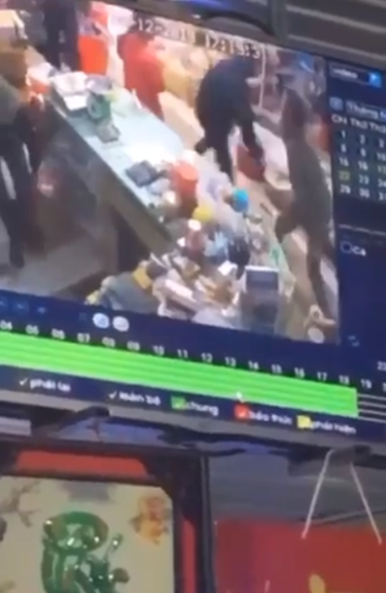 Hình ảnh đối tượng Nguyễn Thái Tr. dùng dao nhọn giấu trong người đâm nạn nhân được camera của cửa hàng tạp hóa ghi lại.