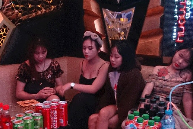 Nam thanh nữ tú dương tính với ma túy trong quán karaoke.