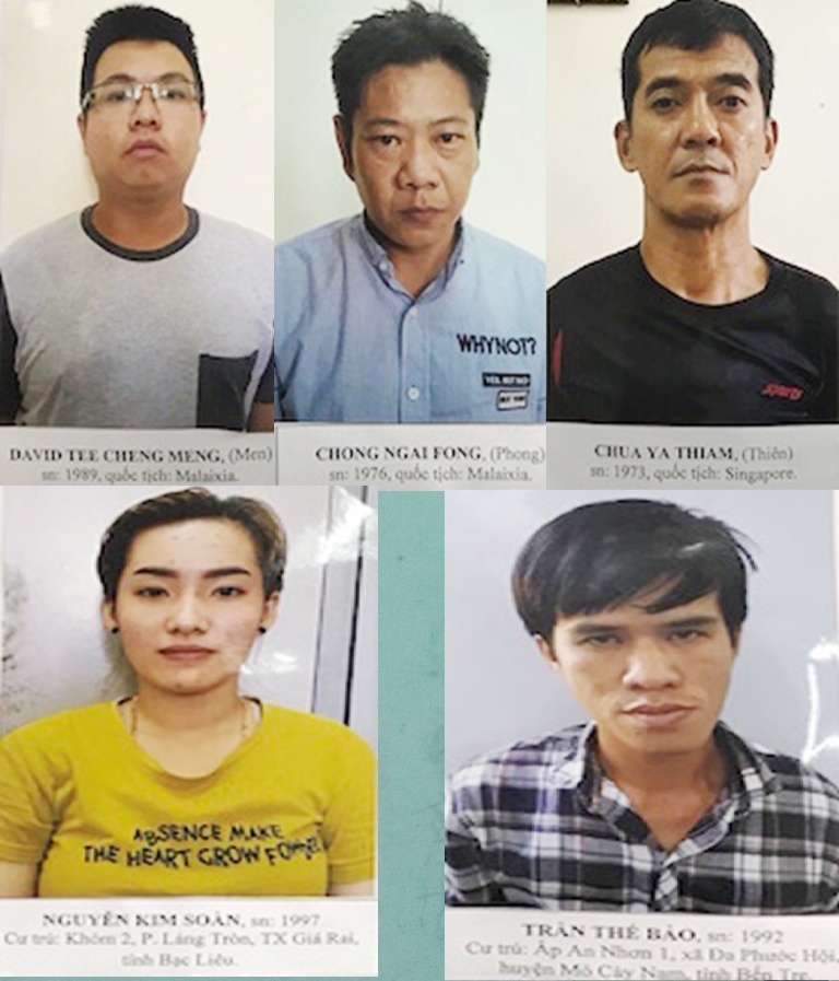 Nhóm đối tượng sao chép thông tin thẻ ATM lúc bị trinh sát bắt giữ.