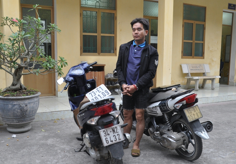 Nguyễn Đình Lân cùng tang vật tại cơ quan công an.