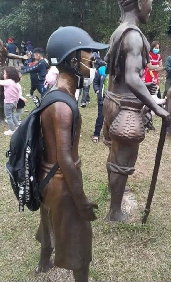 Mọi người cần có thái độ đúng mực với di tích và các công trình văn hóa.