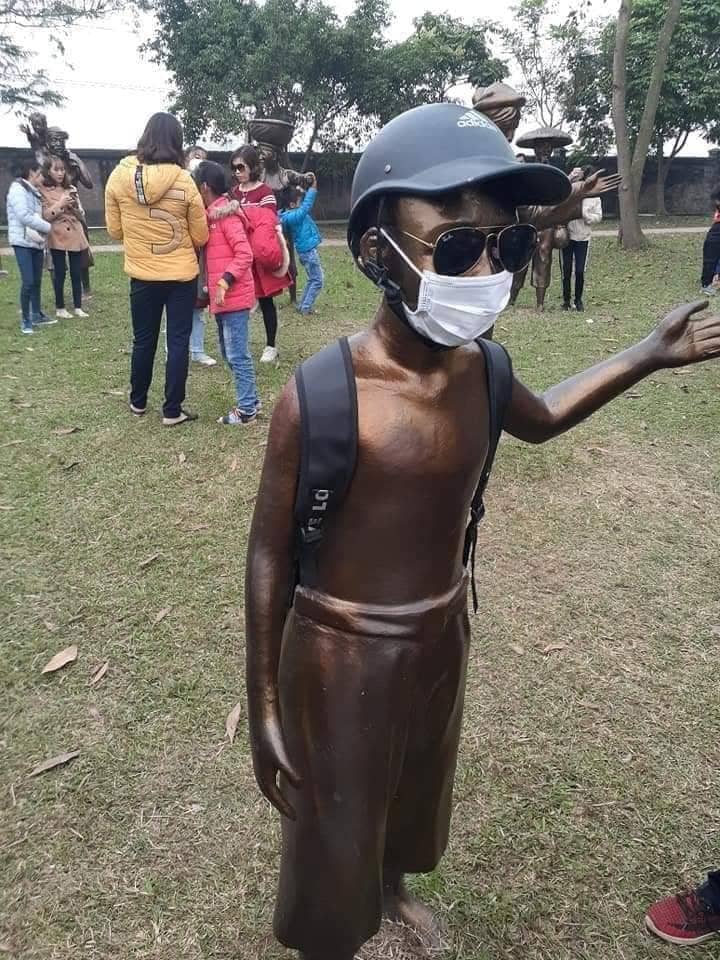 Bức tượng bị du khách hóa trang phản cảm.