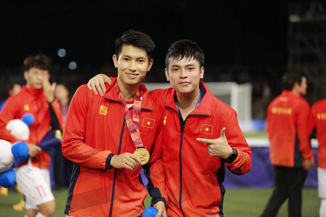 Trợ lý ngôn ngữ Vũ Anh Thắng khá thân thiết với các cầu thủ U23 Việt Nam.