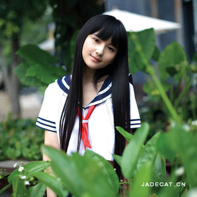 Năm 2010, nữ họa sĩ Hạ Đạt nổi lên như một hiện tượng nhờ album hình nữ sinh ngây thơ, trong trẻo