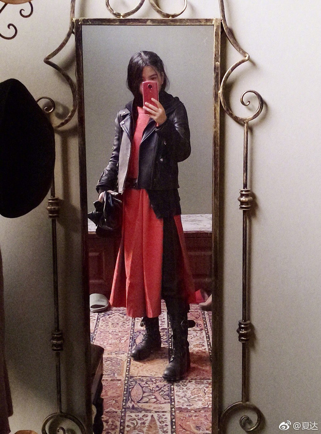 Thỉnh thoảng khi đăng ảnh cô cũng khéo léo che mặt