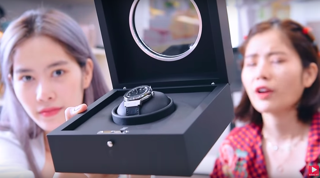 Nam Em thường xuyên diện những thương hiệu nổi tiếng như LV, Chanel, Dior….Cô cũng từng hé lộ loạt đồ hiệu đắt đỏ của mình trong vlog đập hộp.