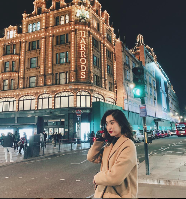 Không khoe cuộc sống sang chảnh như các mỹ nhân khác nhưng với tần suất du lịch liên tục ở các quốc gia trên thế giới đã đủ thấy Đỗ Mỹ Linh có cuộc sống rất tận hưởng, thoải mái.