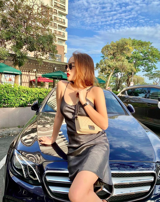 1 năm sau đó, cô tiếp tục sắm thêm chiếc xe hơi có giá hơn 3 tỷ để tiện di chuyển.