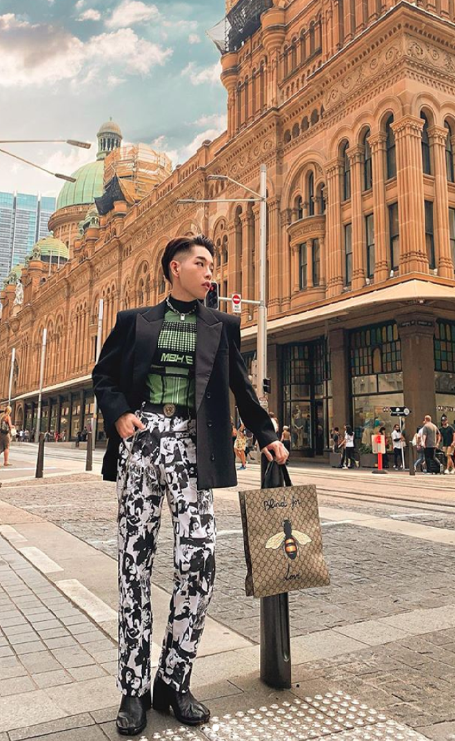 Ở tuổi 24, Đức Phúc có cuộc sống nhiều người mơ ước với nhà tiền tỷ, xế xịn, loạt đồ hiệu đắt đỏ và các chuyến du lịch sang chảnh cùng tình cảm từ đông đảo khán giả. 