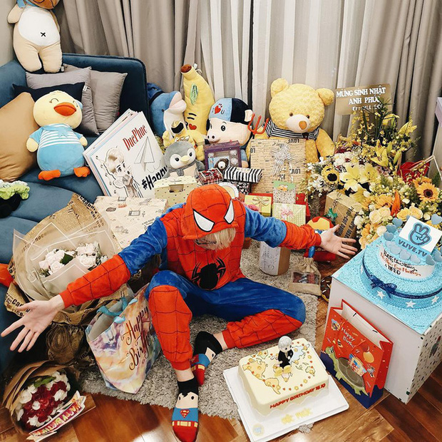 Đức Phúc dành một góc nhỏ trong căn phòng tiền tỷ để trưng bày quà tặng của fan.