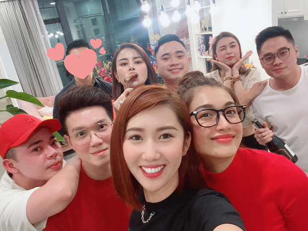 Diễn viên Thúy Ngân tụ tập đón năm mới với hội bạn.