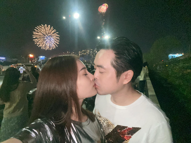 Vợ chồng Dương Khắc Linh dành cho nhau nụ hôn đầu năm cực ngọt.