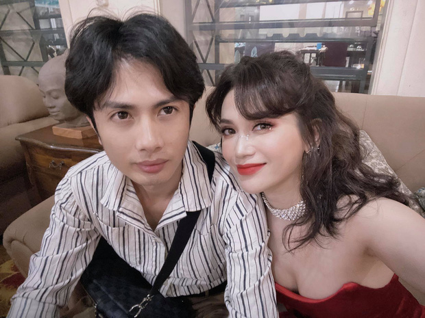 Huỳnh Phương và Sĩ Thanh bên nhau trong thời khắc chuyển giao năm mới.