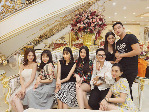Lan Khuê tụ họp cùng hội chị em, bạn bè thân thiết tại nhà riêng.