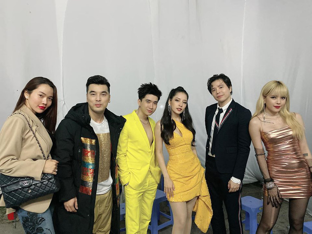 Dàn nghệ sĩ gồm Ưng Hoàng Phúc, Chi Dân, Chi Pu, Trịnh Thăng Bình, Thiều Bảo Trâm tại show diễn đón giao thừa ở Thanh Hoá.