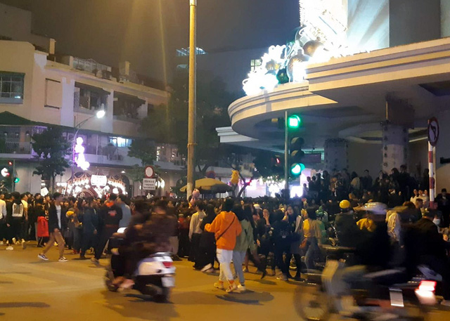 Các tuyến đường dẫn vào trung tâm Hồ Gươm đều ùn tắc nghiêm trọng.